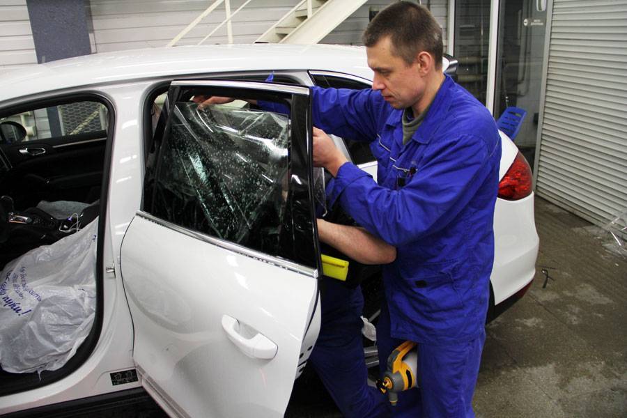Как правильно снять тонировку со стекол автомобиля самостоятельно: 5 простых методов
