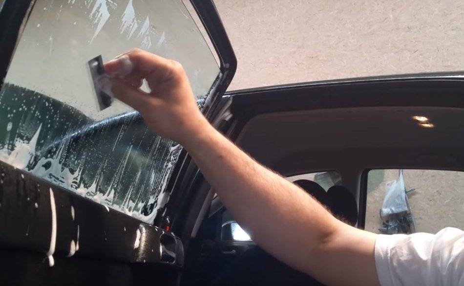 Тонировка стекол автомобиля своими руками (инструкция + видео-урок)
